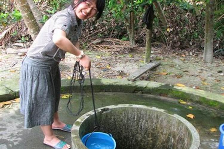 女人梦见用水桶从井中打水,井水又满又清澈