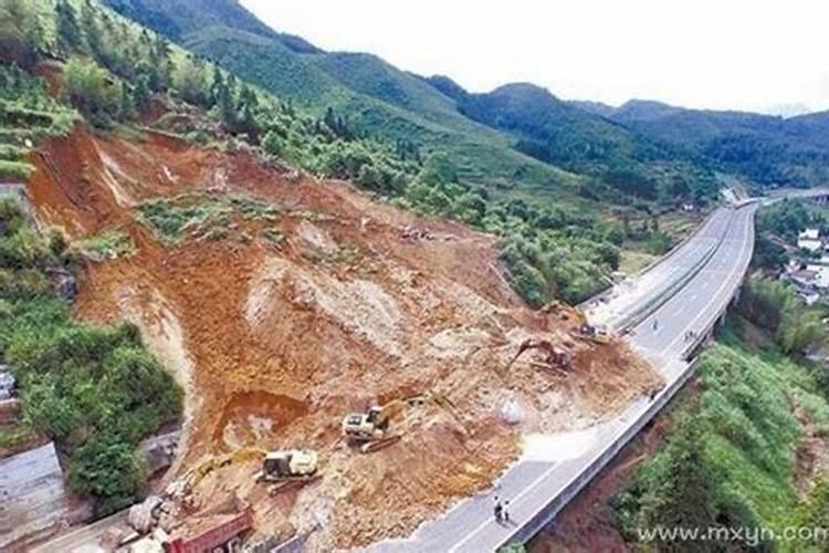 梦见山体塌方砸死好多人什么意思啊