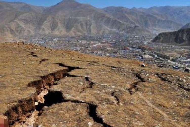 梦见地崩山裂自己却安然无恙