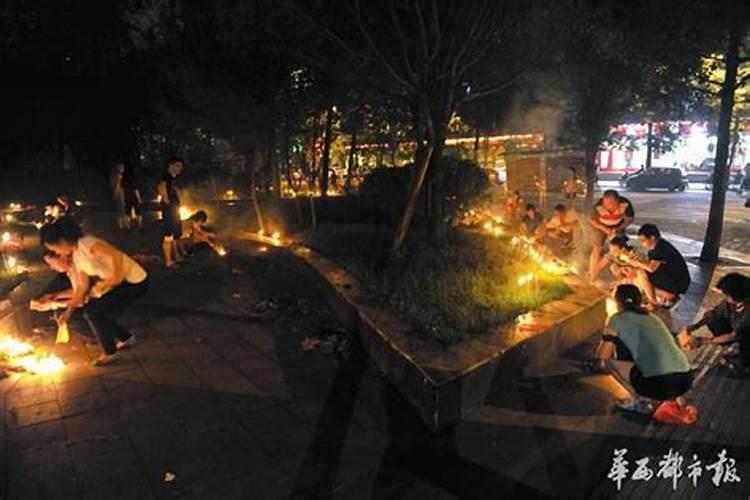 街道社区中元节看烧纸