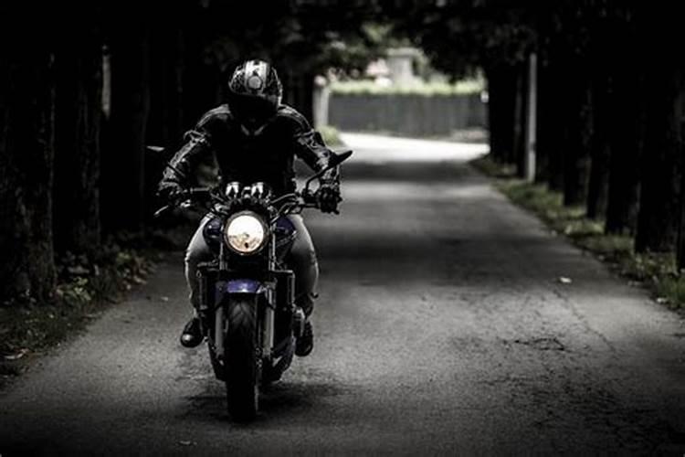 梦到自己骑摩托车带人路不好走