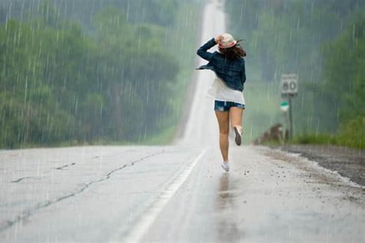 梦见淋雨在水路上奔跑什么预兆