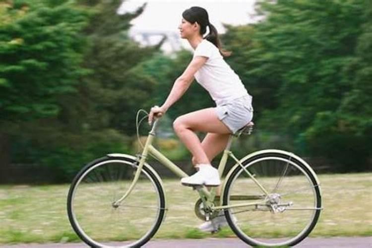 老年女性梦见自己骑自行车
