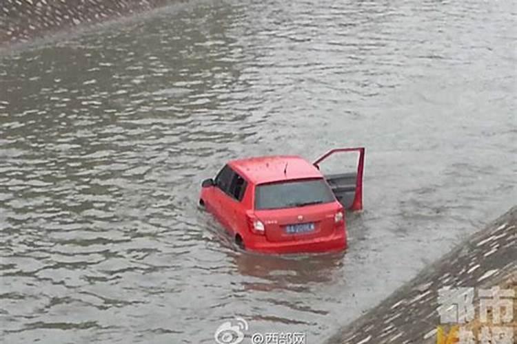 梦见红色跑车掉水里