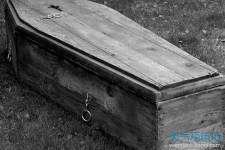 梦见坟墓里的棺材露出了骨灰