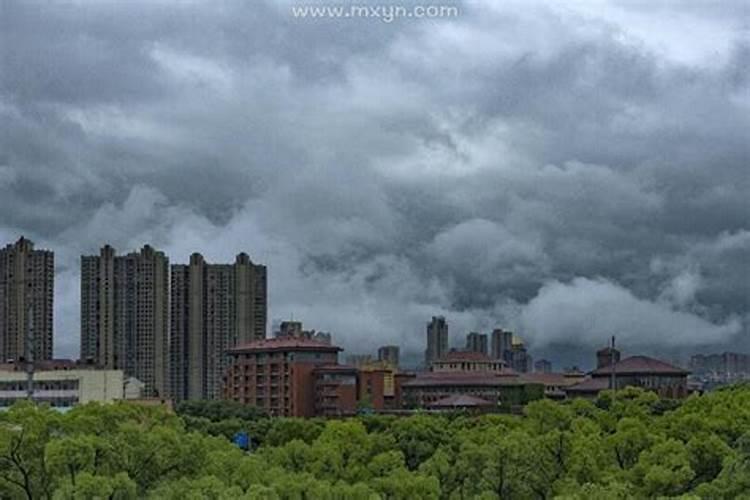 梦见就自己头顶乌云还下雨了