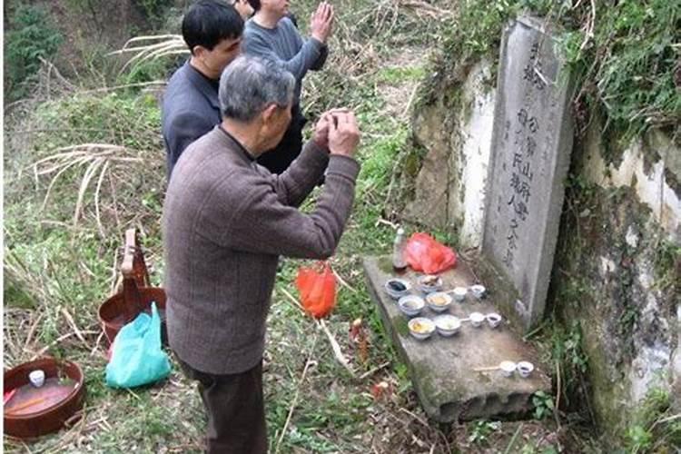 男人七月十五上坟还磕头吗