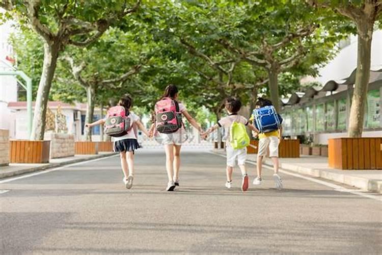 梦见高中女同学到我家去玩