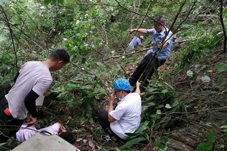 梦见红色的小轿车掉下山