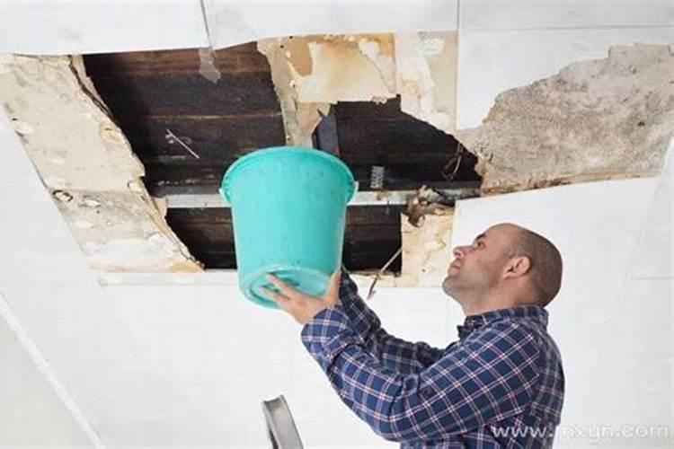 梦见老家房子漏雨地基都出来了