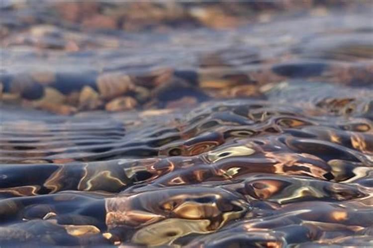 梦见水流满地我在特地水哗哗地流