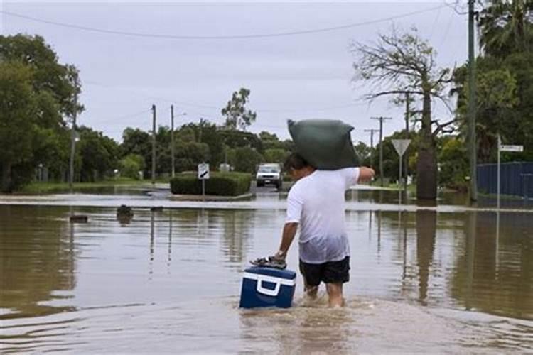 梦见混浊的大水挡住了去路