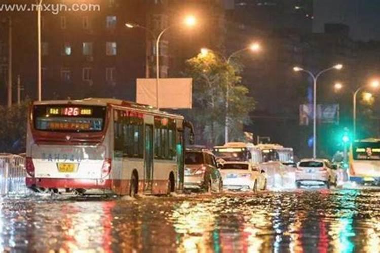 梦见骑电动车被雨淋湿