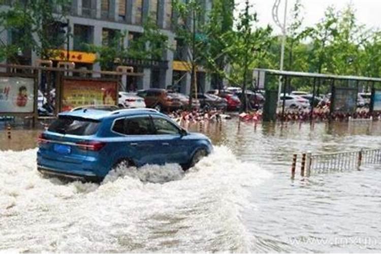 梦到大水把路淹了然后我游泳过去