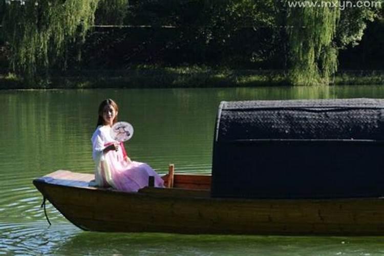 梦见和爱人一起坐船是什么意思