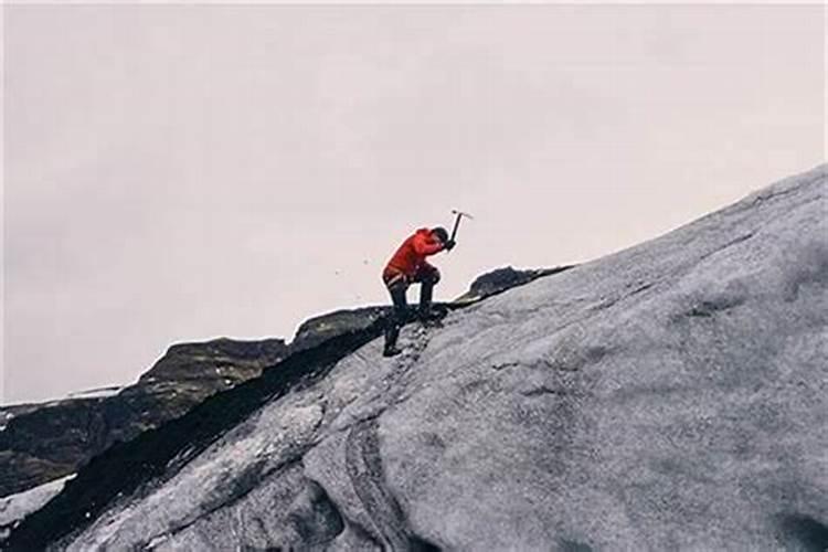 梦见别人开车爬上坡是什么意思