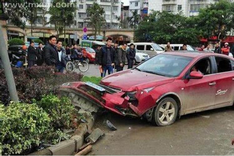 梦到目睹别人车祸是什么预兆