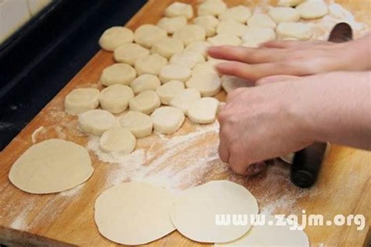 梦到自己擀饺子皮什么意思