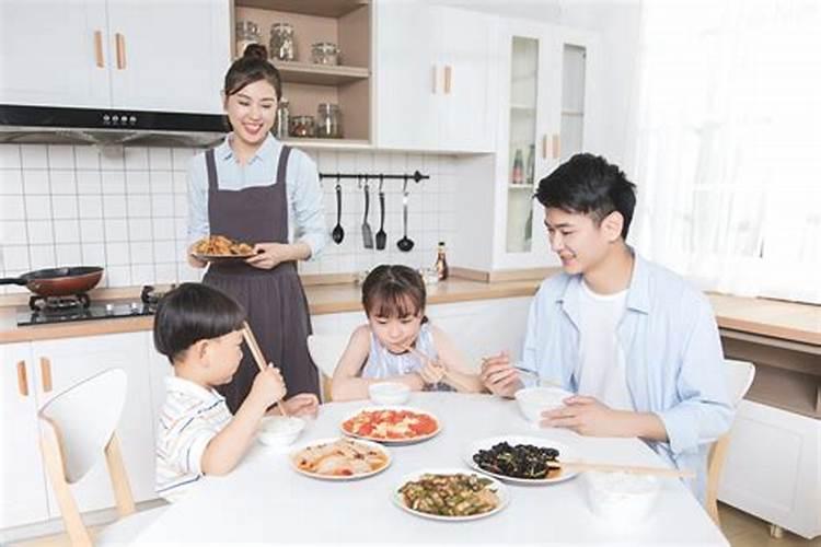 女人梦见好多女人吃饭