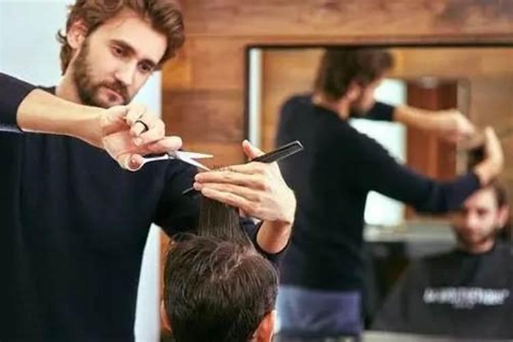 男人梦到理发师给自己剪头发