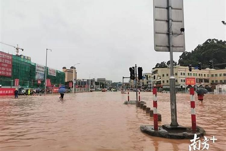 梦到下大雨水流成河