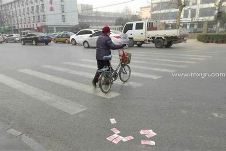 梦见在墓地捡钱什么预兆