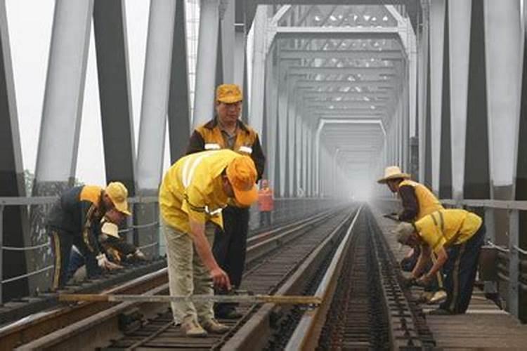 梦见铁路工人修铁路
