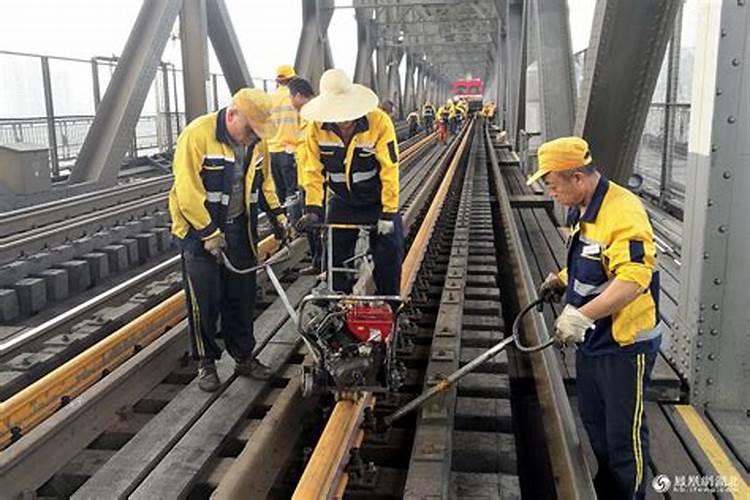 梦见很多人在修铁道路