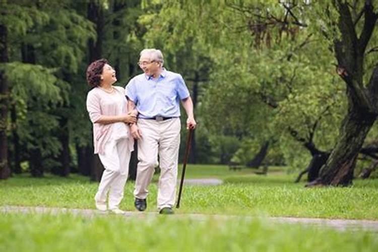 梦见家里老人死了来了好多人