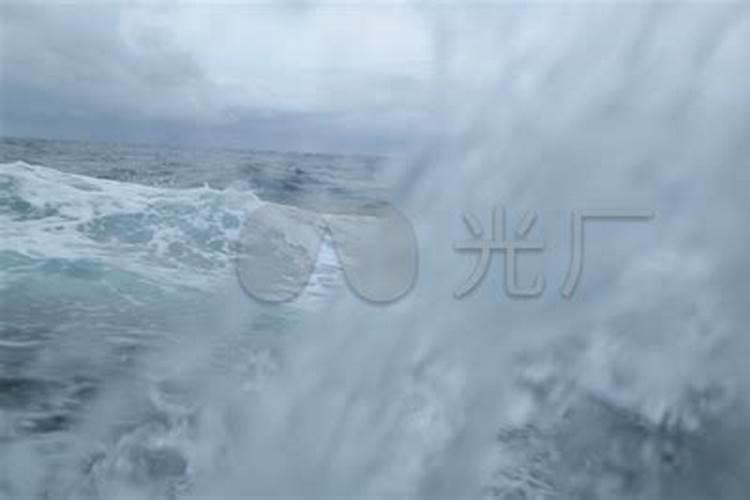 梦见大海波涛汹涌淹没大地