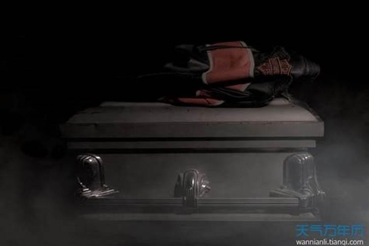 梦见死人躺在棺材里是什么意思呀