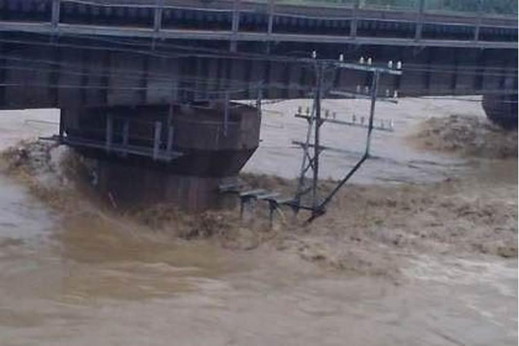 梦到下雨涨水什么意思