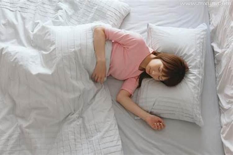 梦见抱着女孩睡觉是什么意思