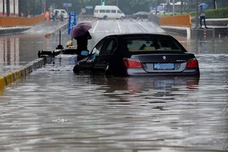 梦见大水淹了很多车