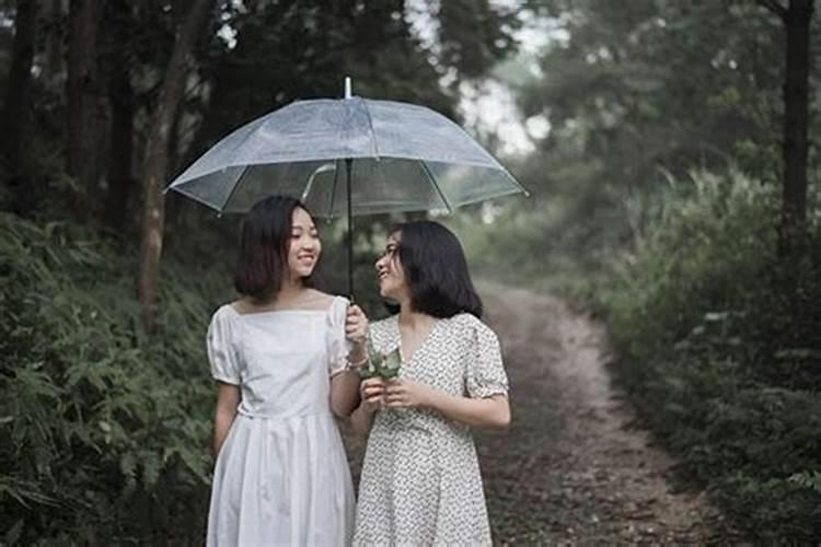 女人梦见下雨打伞好吗好不好