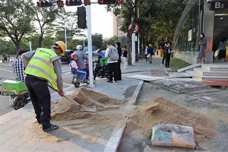 梦见好多人挖路看见土