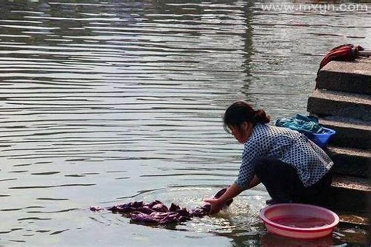 梦见洪水把衣服冲走了什么预兆