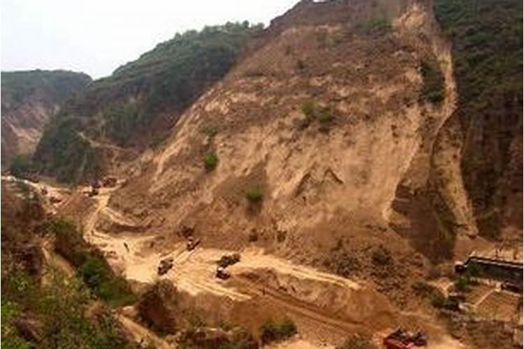 梦到下雨山体塌方什么意思