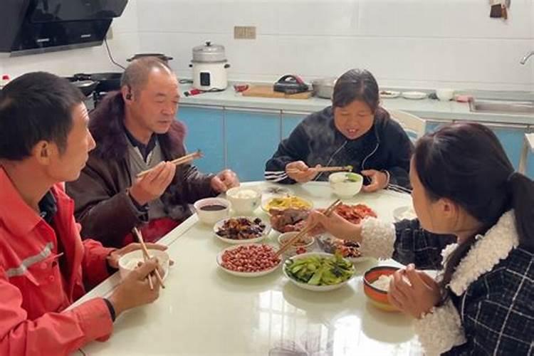 梦见女朋友来家里做饭吃饭了