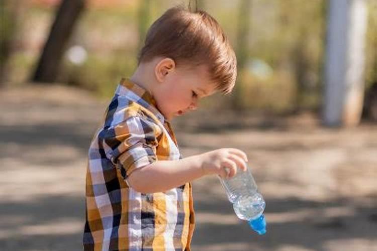 梦见孩子把水洒在地上撒尿