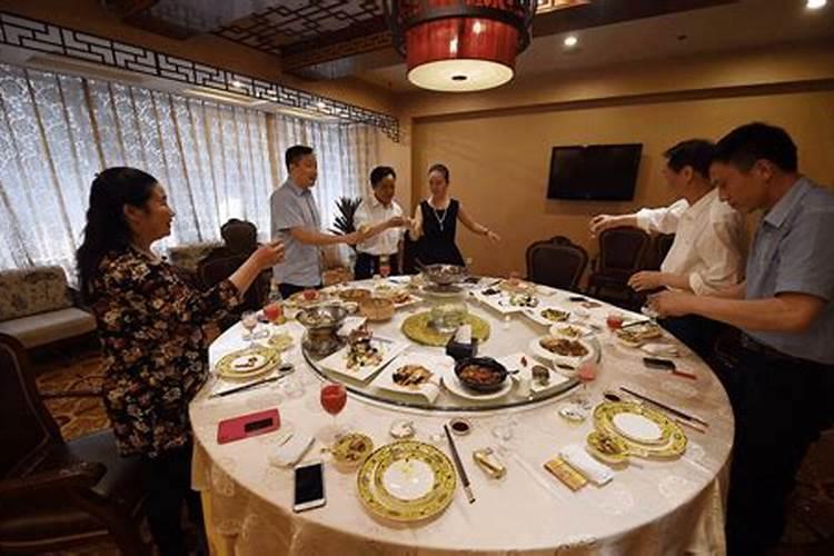 梦见跟大老板一起吃饭