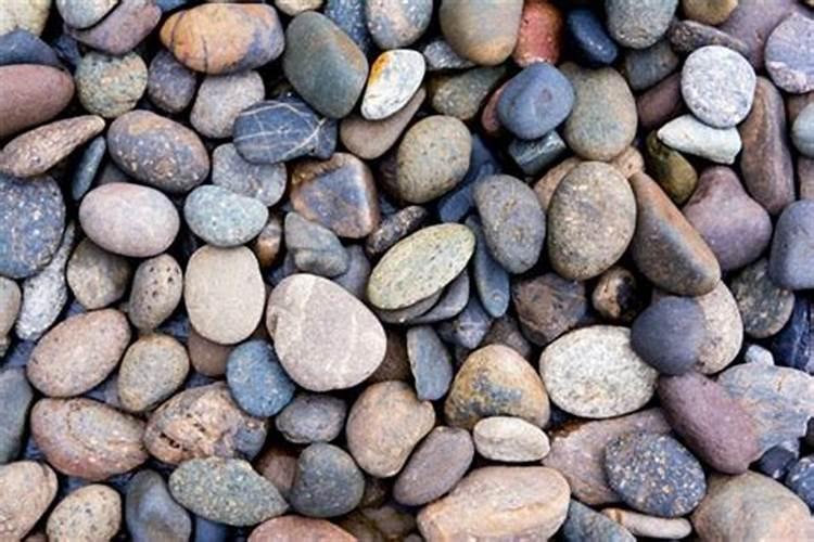 梦见路上很多石头是什么意思