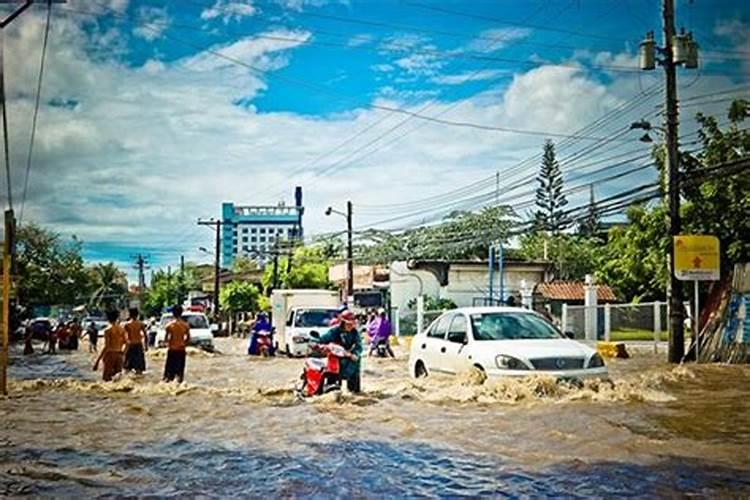 梦见水漫马路什么意思