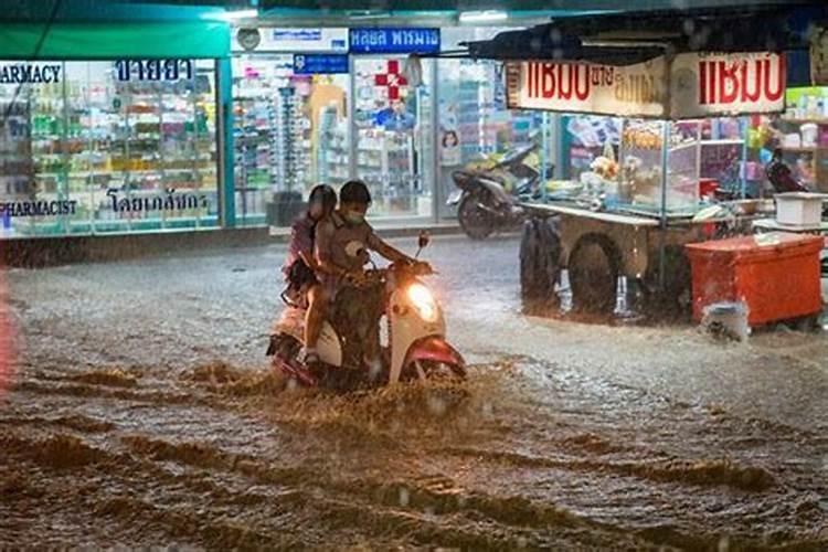 梦见下雨咋回事