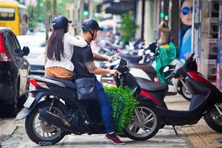 梦见乘摩托车飞驰在路上