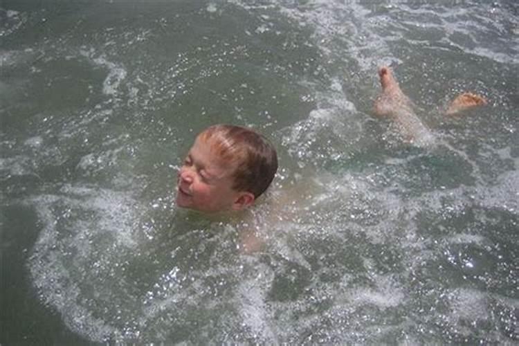 梦见孩子们在水中玩耍