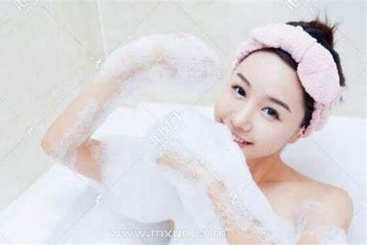 梦见自己的老公洗澡是什么意思