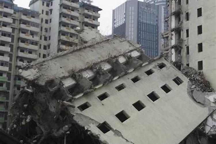 梦见高层建筑倒塌差点砸死自己