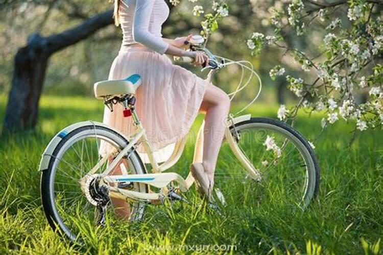 女人梦见自己骑自行车逃跑