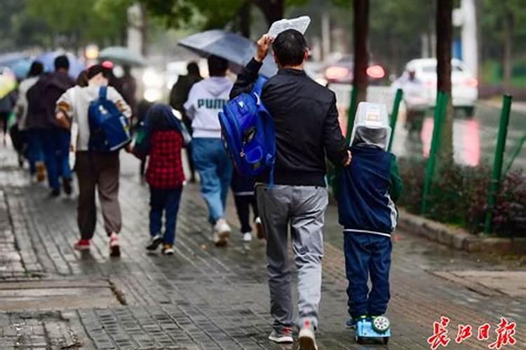 梦见从学校回家的路上下雨